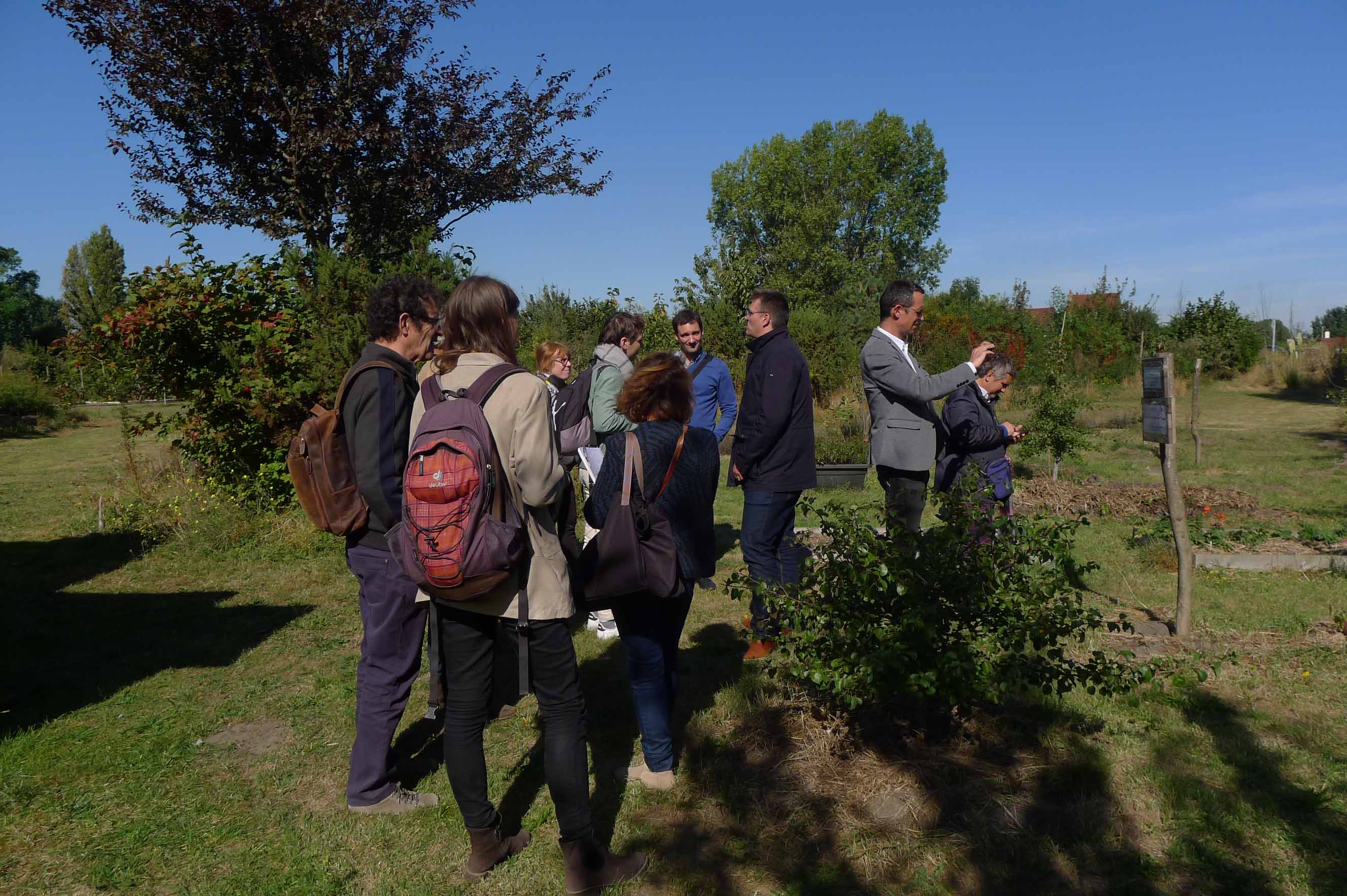 des personnes dans un jardin