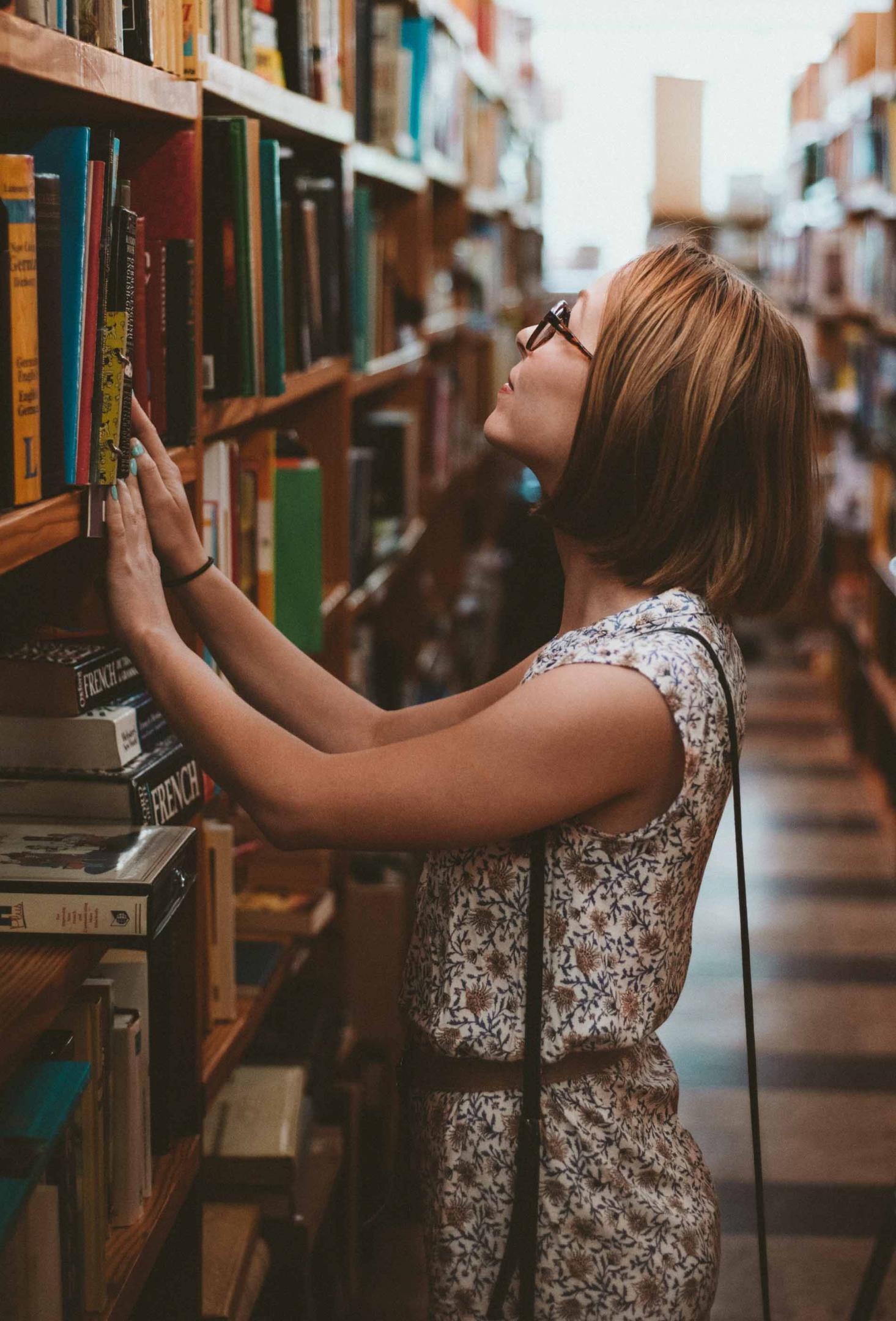 Decryptage CCES_2.jpg Une femme regardant des livres dans une libraire