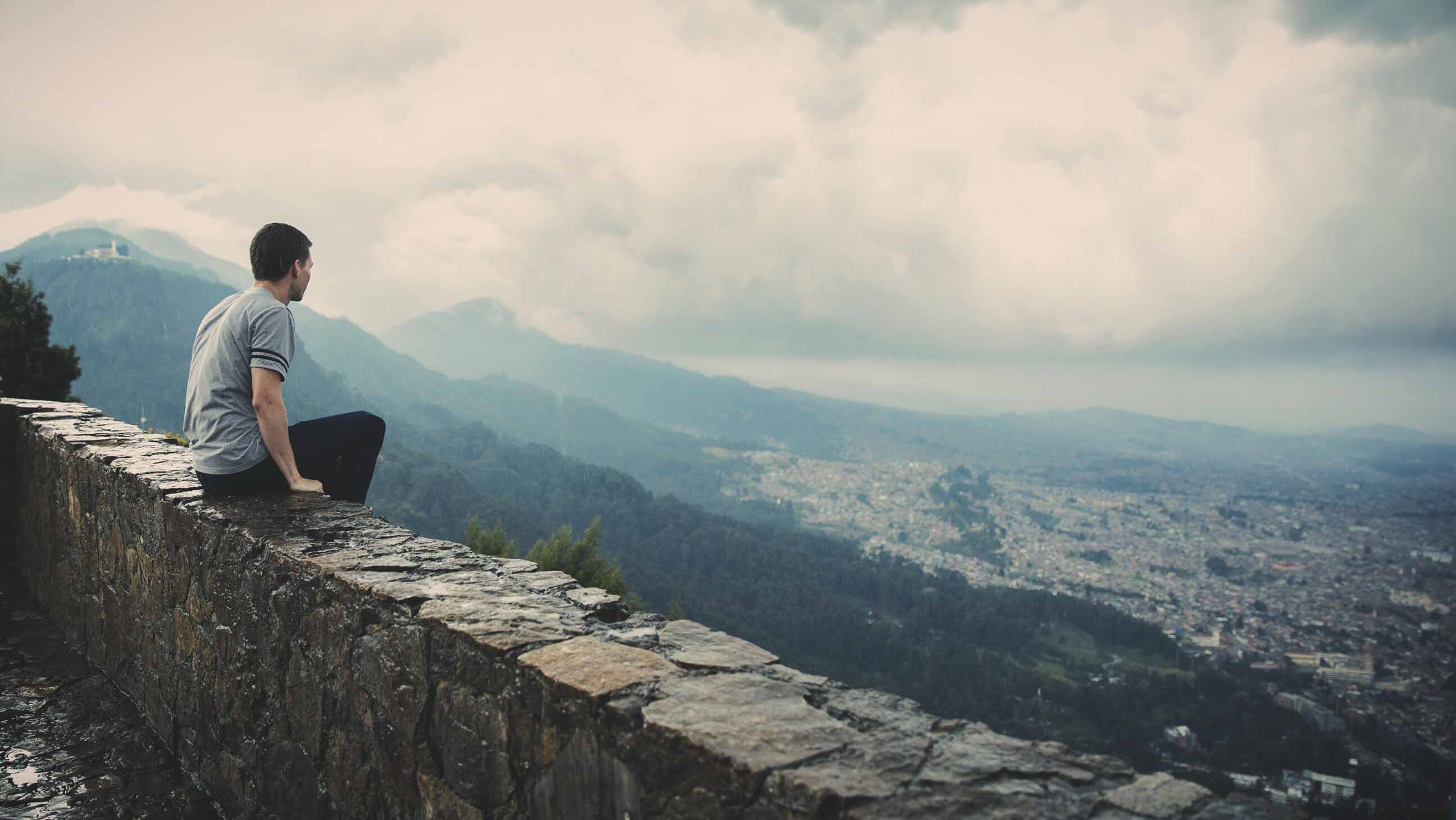 Homme regardant un paysage de ville