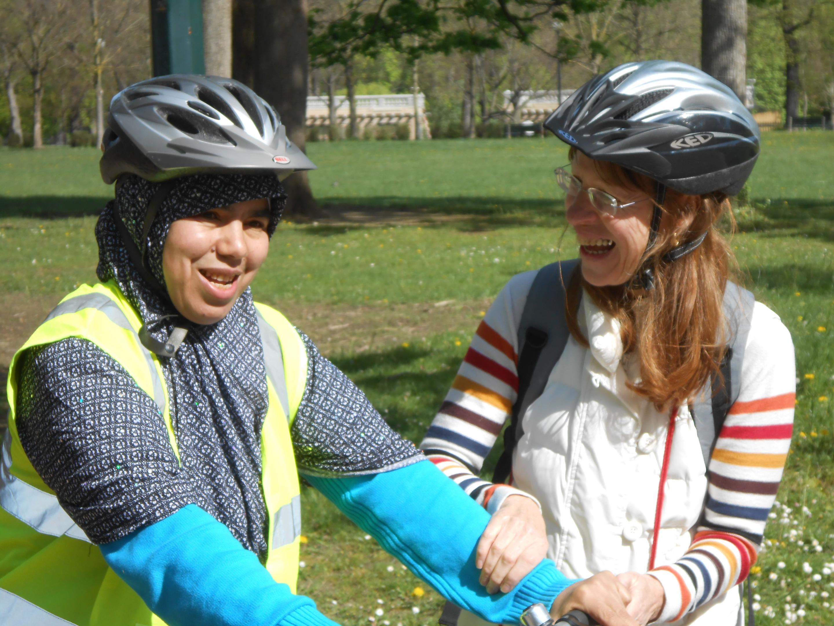 Femme apprenant à faire du vélo