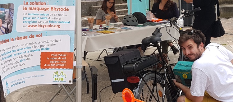 Homme devant un vélo avec sacoches