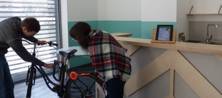 MaisonVélo3.jpg Homme et femme avec un vélo