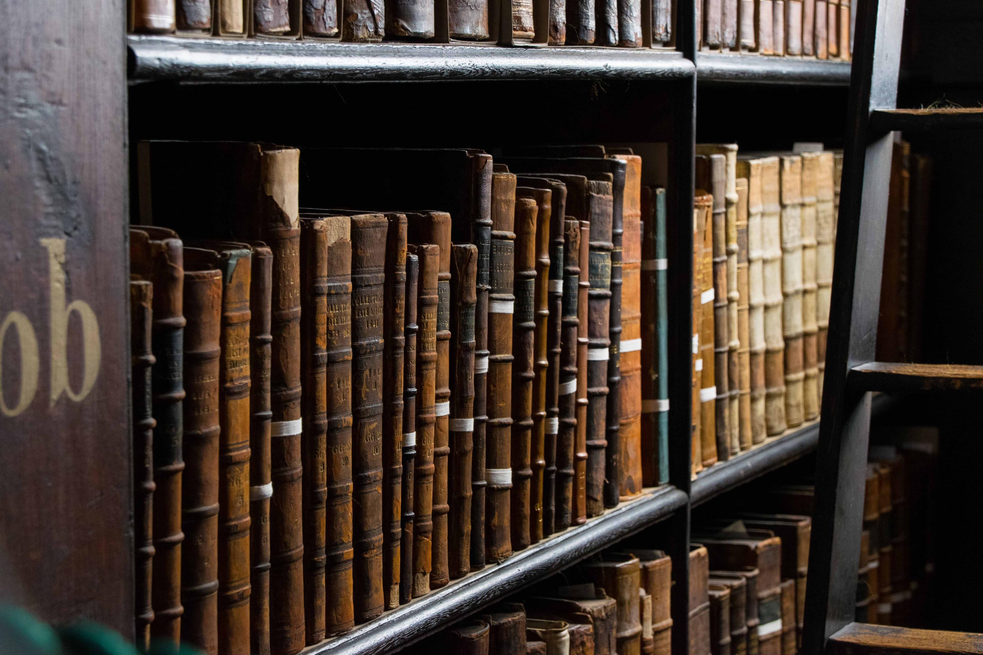 Histoire du Labo de l&#039;ESS, vieux livres dans une bibliothèque