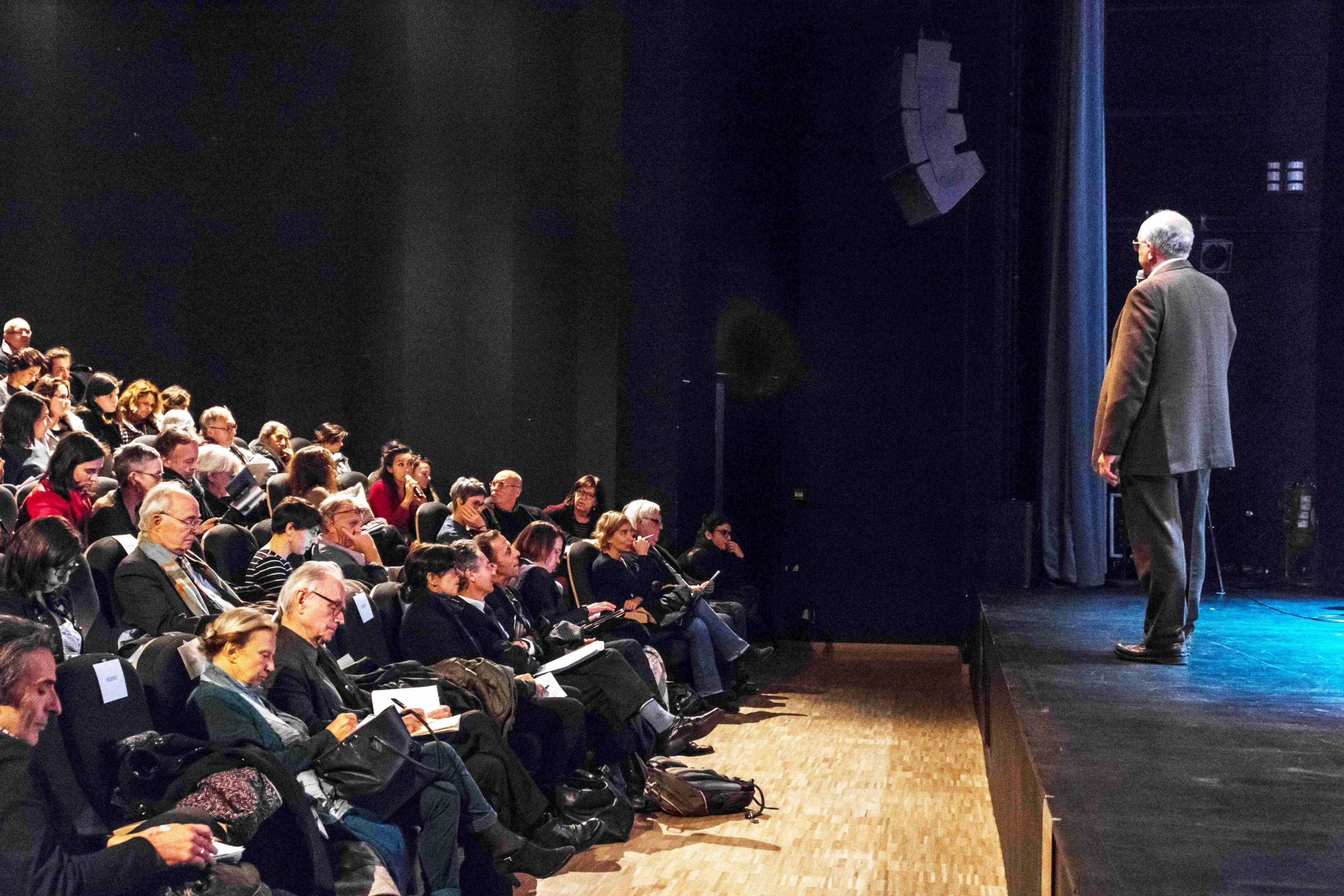 ProspectivESS culture temps 2_3.jpg Homme parlant devant une salle comble