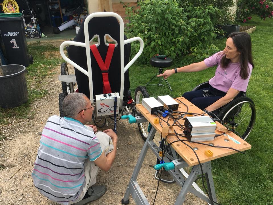 Homme et femme travaillant sur un fauteuil roulant