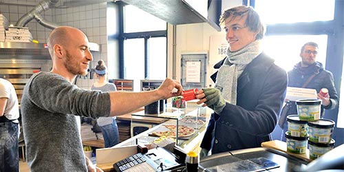 Deux hommes à la caisse d'un magasin