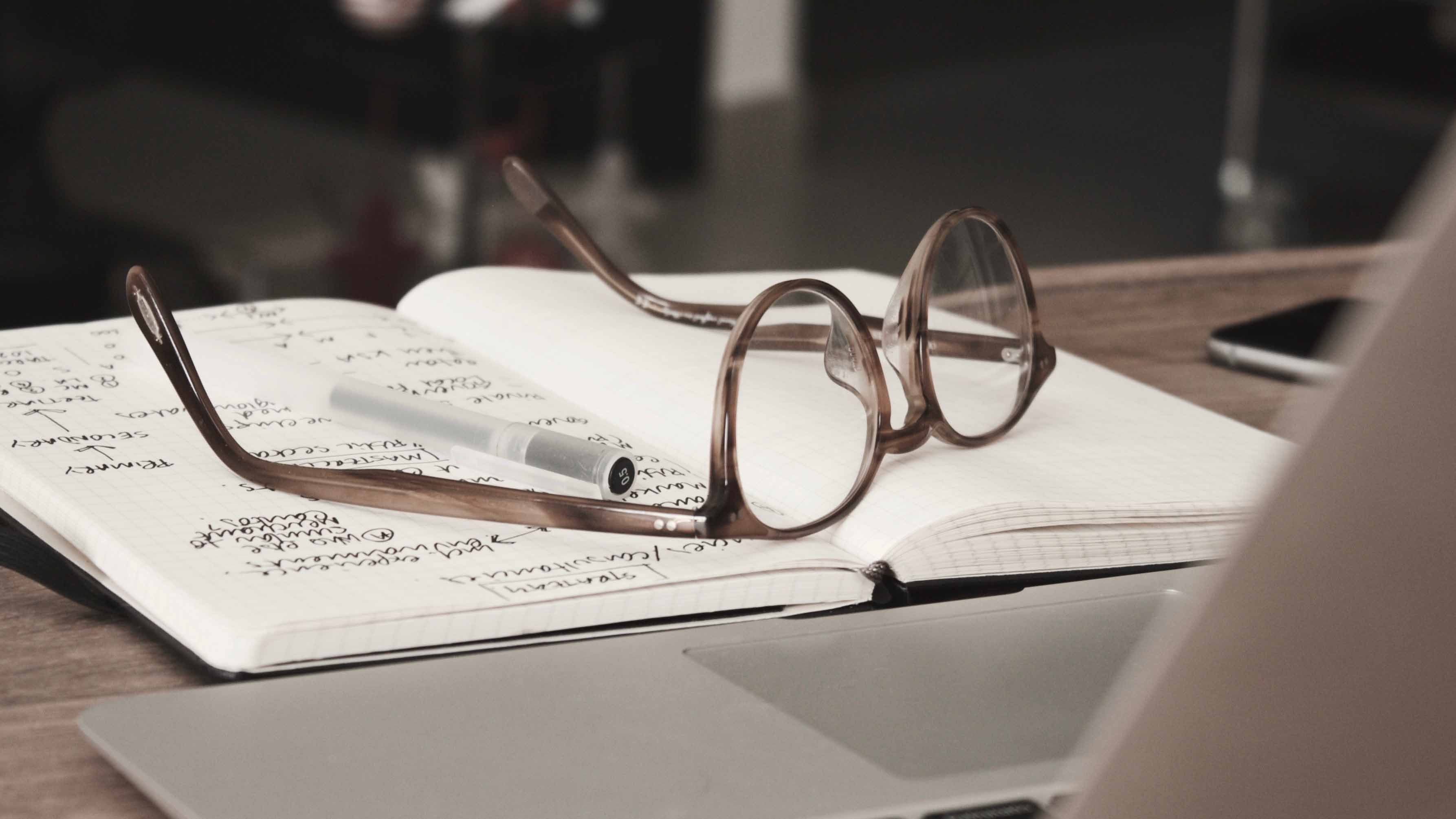 lunettes sur un cahier de notes