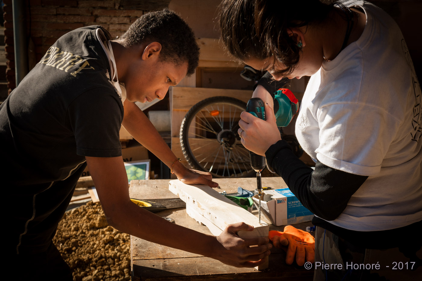 Jeunes bricolant