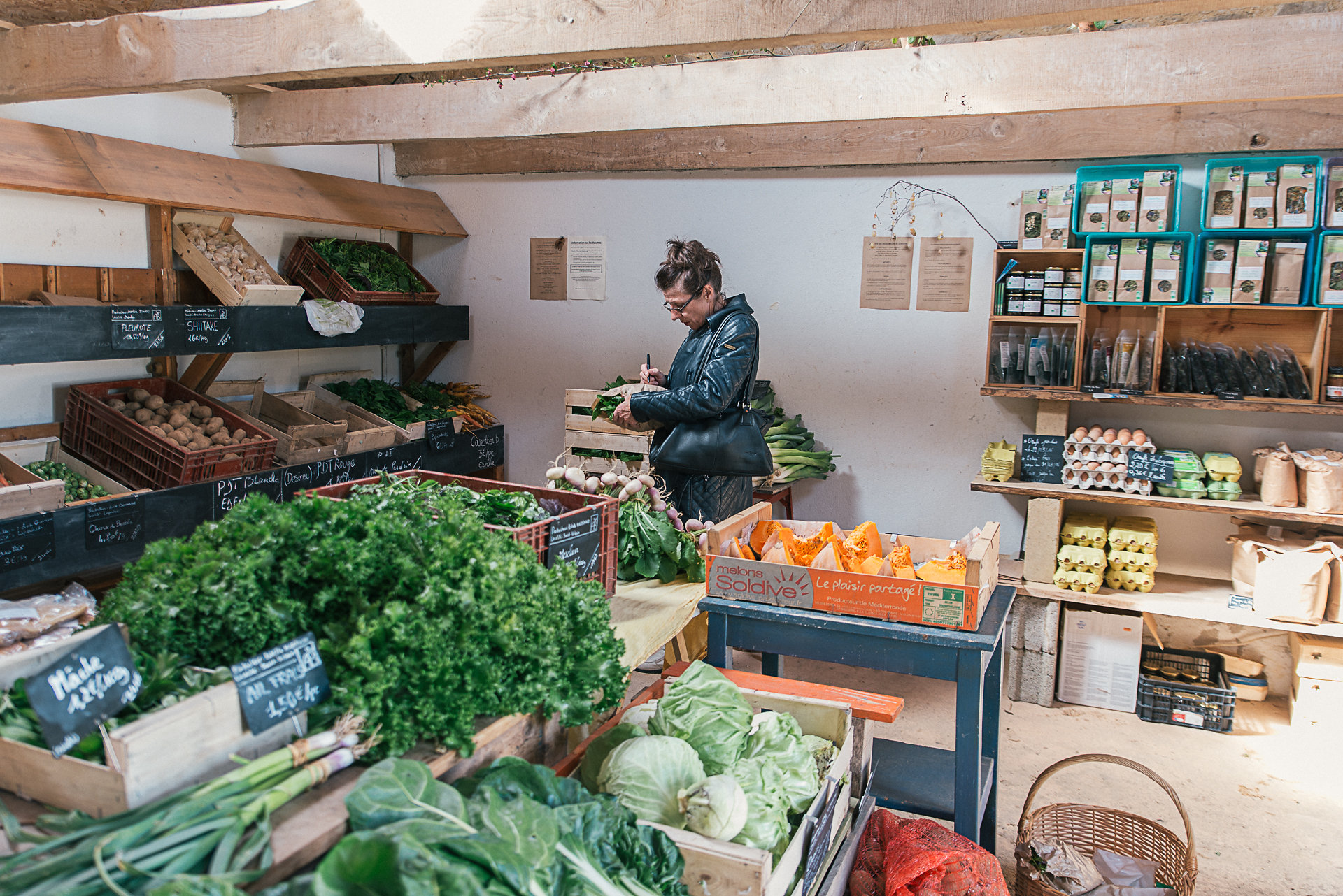 goasven3.jpg Personne au milieu des fruits et légumes du magasin