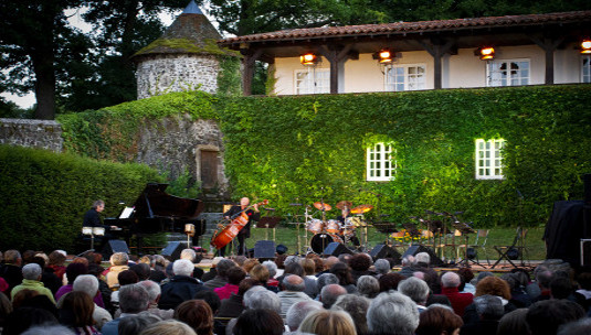 Foule en extérieur devant concert musique classique