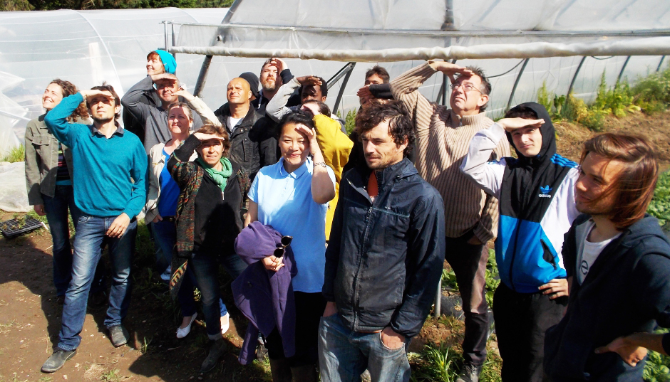 Groupe de personnes en extérieur