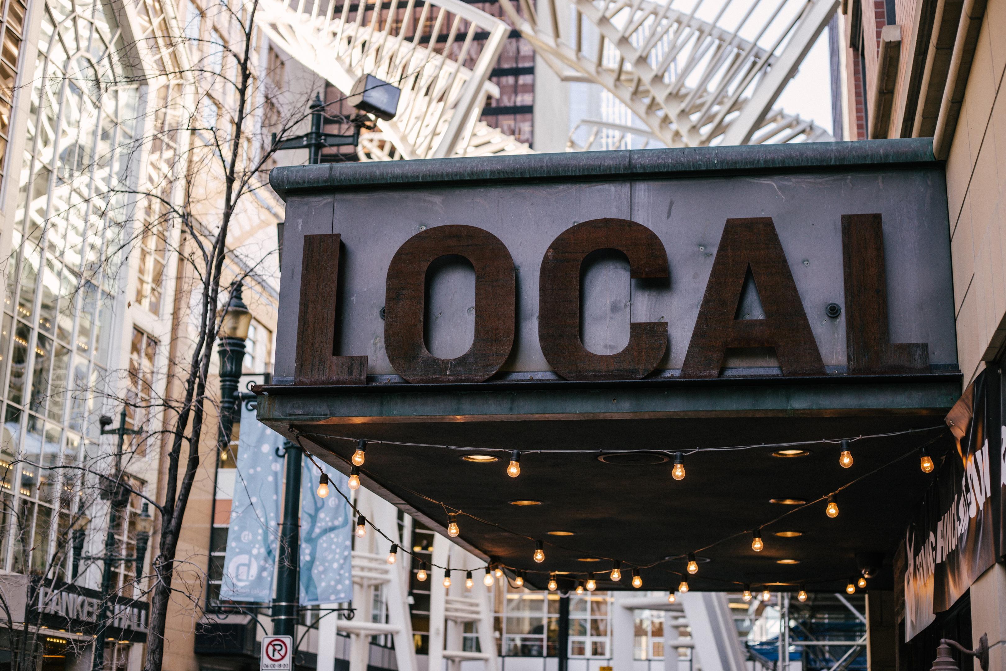 priscilla-du-preez-acNPOikiDRw-unsplash.jpg Enseigne de magasin Local
