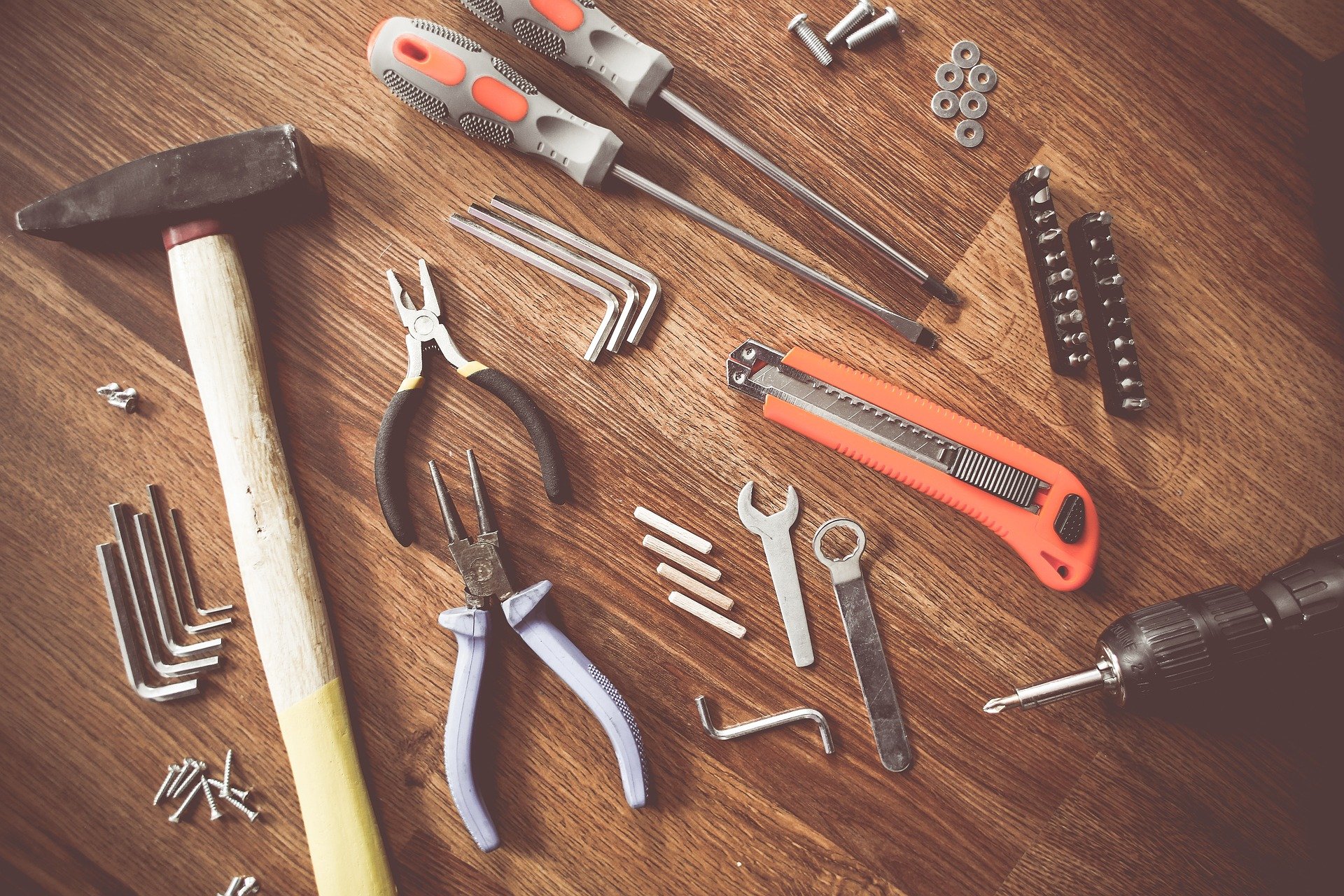 tools-g62826fd7a_1920.jpg low-tech