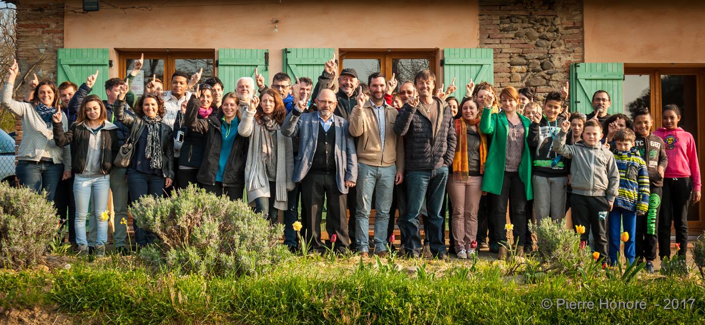 venue Nicolas Hulot.jpg Groupe de personnes avec Nicolas Hulot