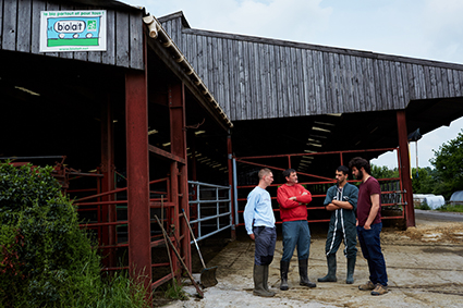 web_myop_ph_rrn_loire_2016_06.jpg Quatre hommes discutant devant une étable