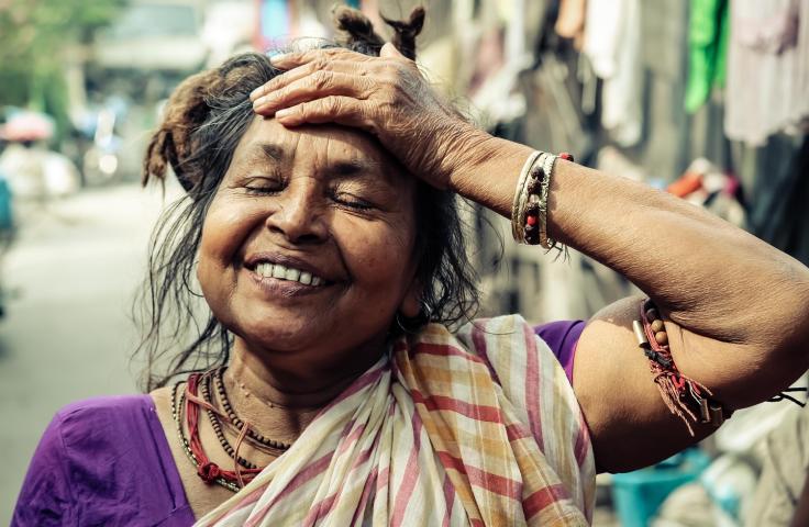 Femme indienne main sur la tête