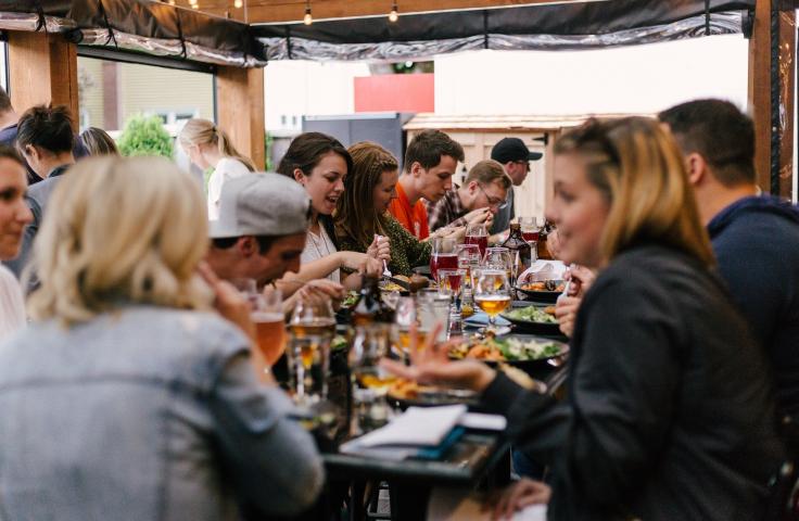 Personnes partageant un repas