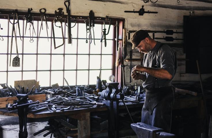 Homme en train de bricoler