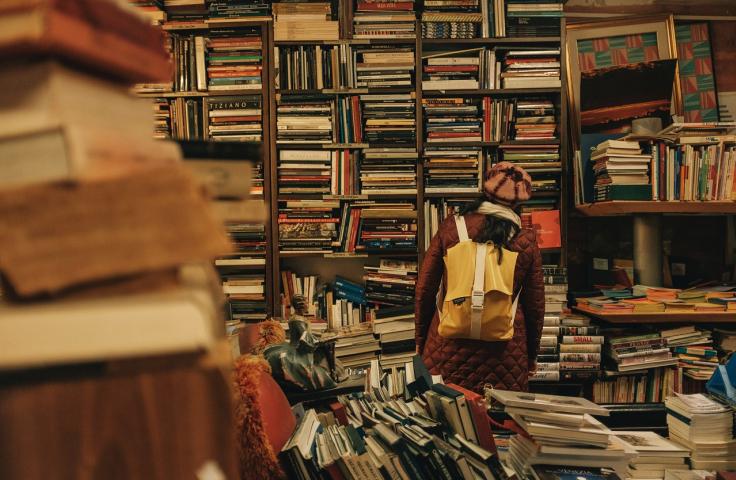 Femme dans une librairie