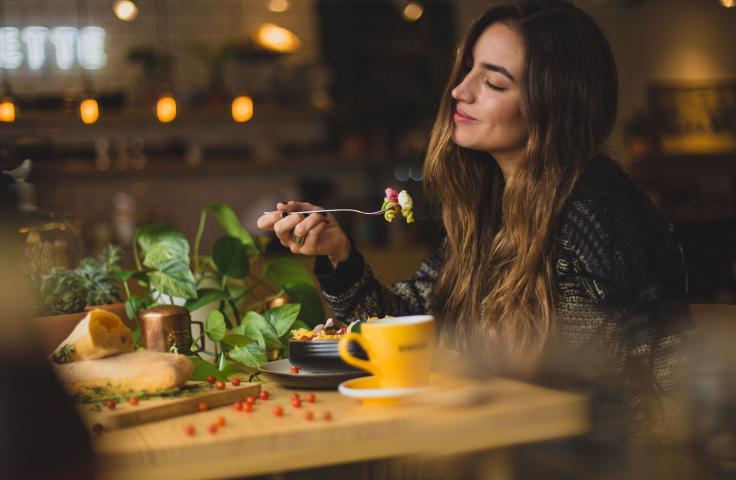 Femme mangeant au restaurant