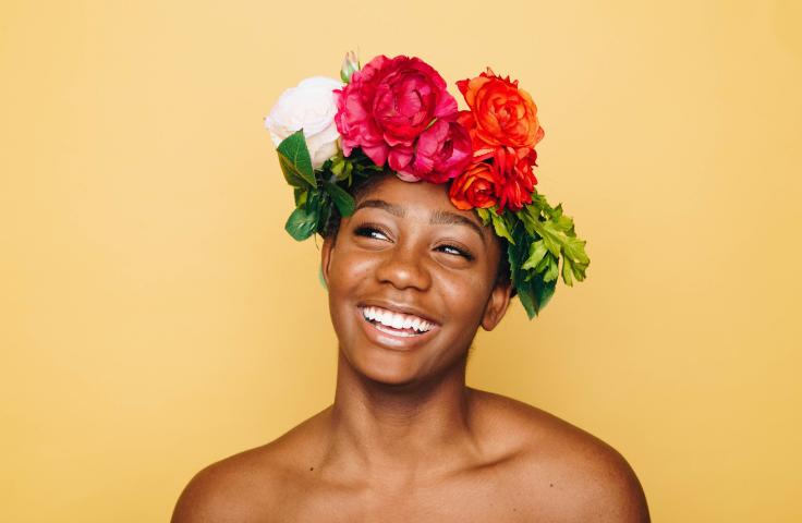 Femme avec couronne de fleurs dans les cheveux