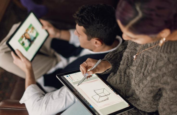 Deux personnes travaillant sur tablettes