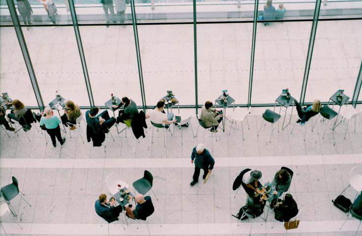 Vue aérienne de personnes assises