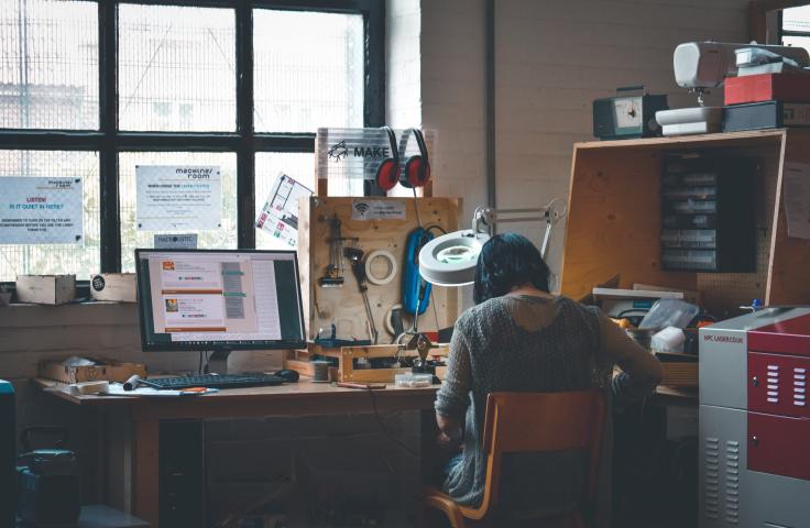 Femme dans un atelier de bricolage