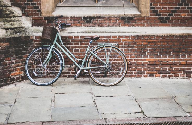 vélo contre un mur en brique 