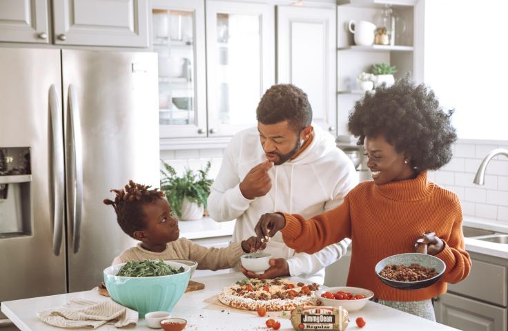 Famille préparant une pizza