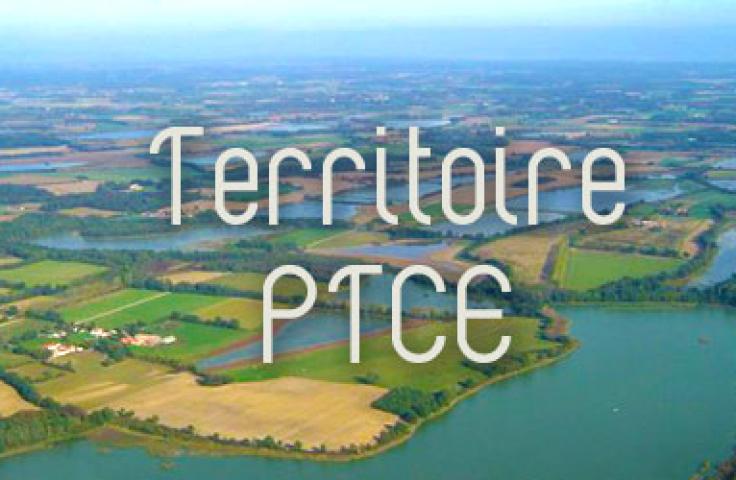 Paysage de territoire avec écriture "Territoire PTCE"