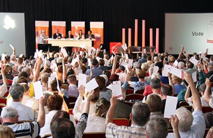 Foule avec les mains en l'air pour voter