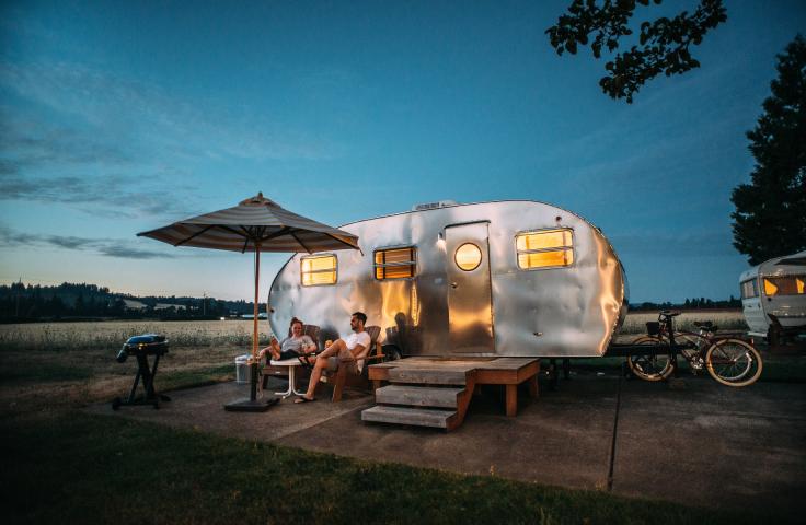 Deux personnes devant une caravane 