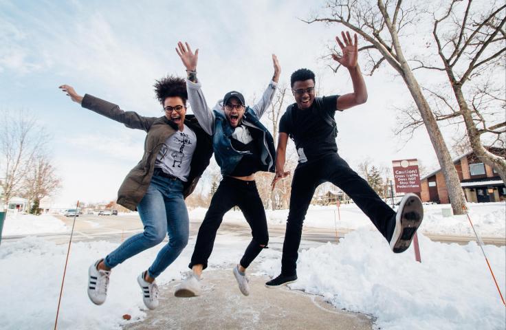 Trois jeunes sautant en l'air