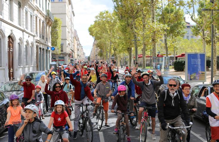 Foule à vélo dans la rue