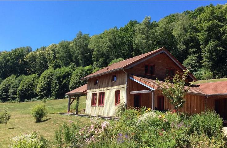 Maison en bois dans la montagne