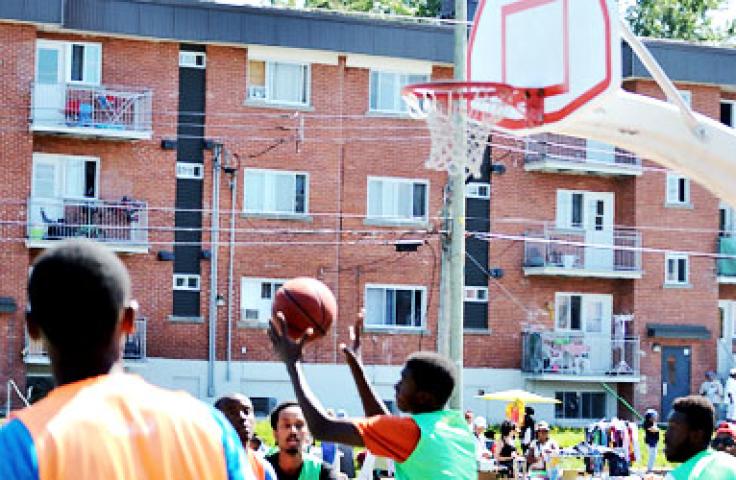 Jeunes jouant au basket