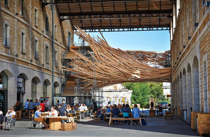 Personnes sur des tables en extérieur