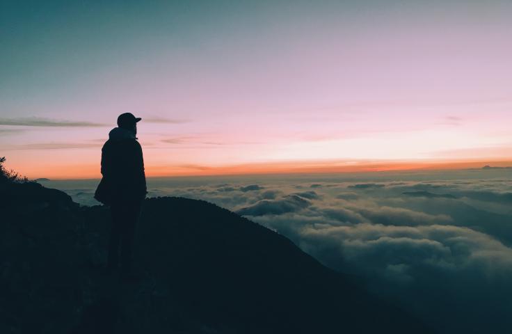 Homme sur une montagne regardant au loin