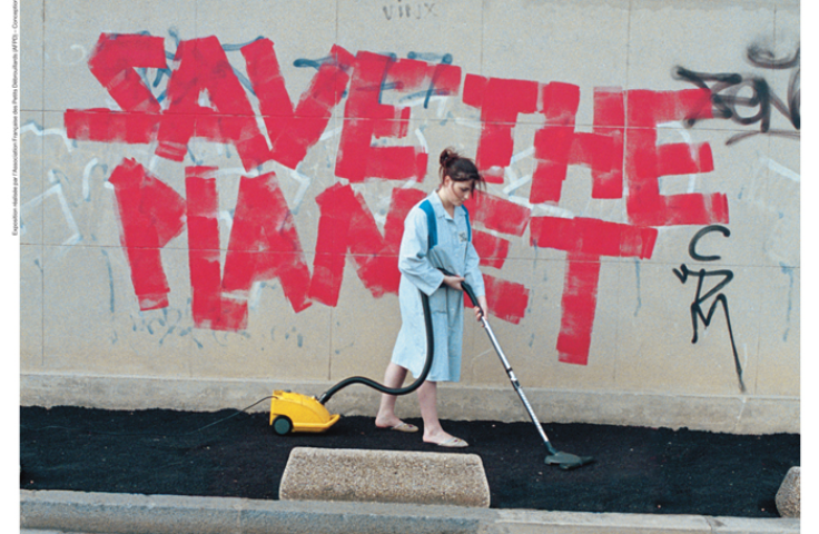 Illustration "Save the planet", une personne passe l'aspirateur dans la rue