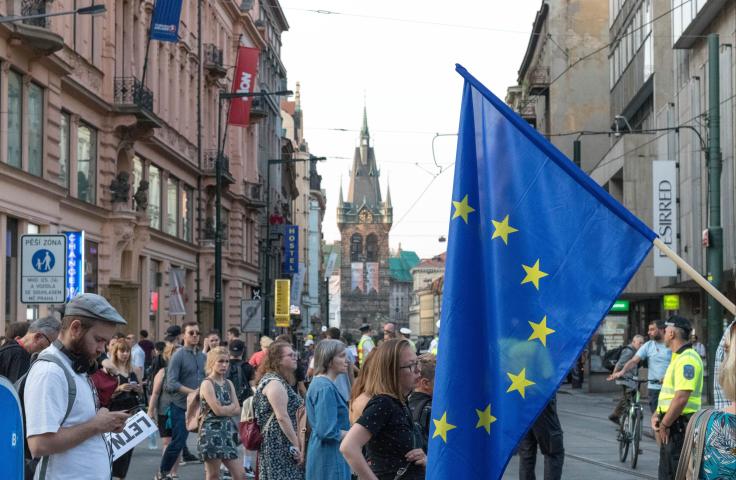 Personnes dans la rue avec drapeau européen