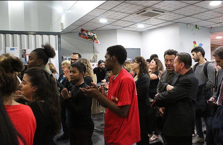 Groupe de personnes applaudissant