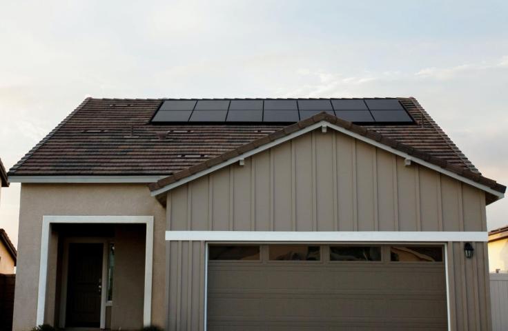 panneaux solaires sur le toit d'une maison