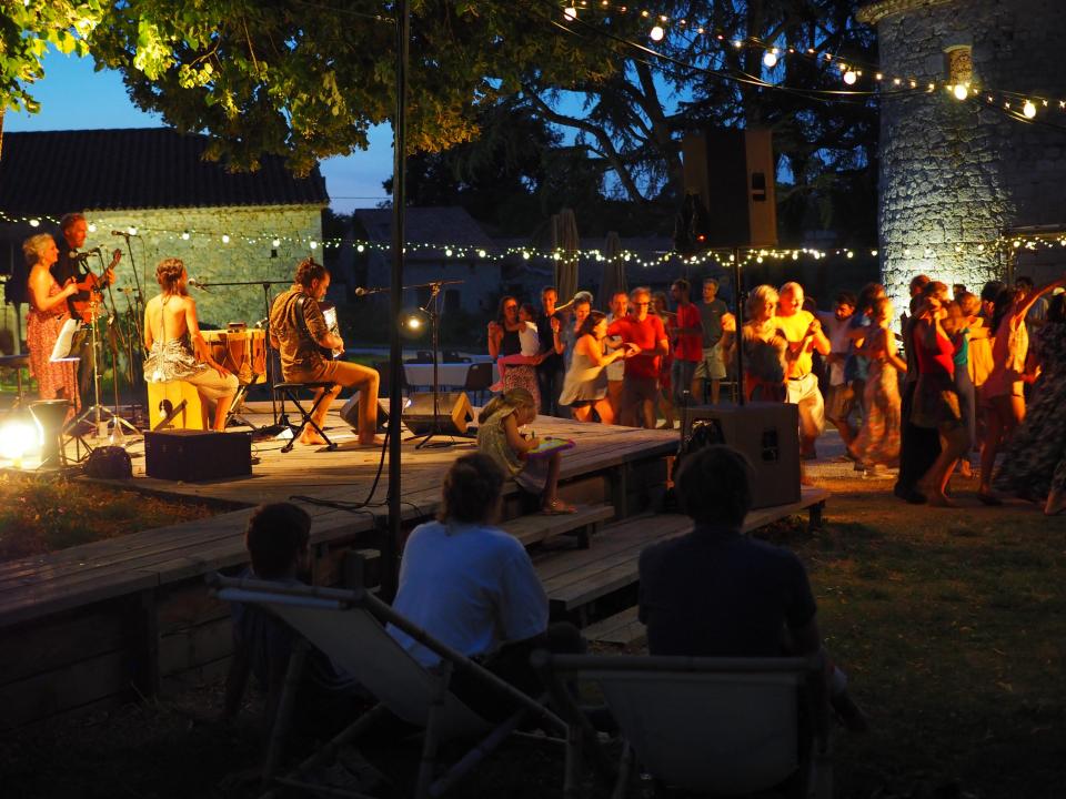 La maison forte en soirée