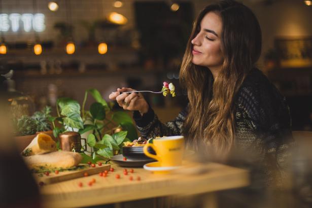 Femme mangeant au restaurant