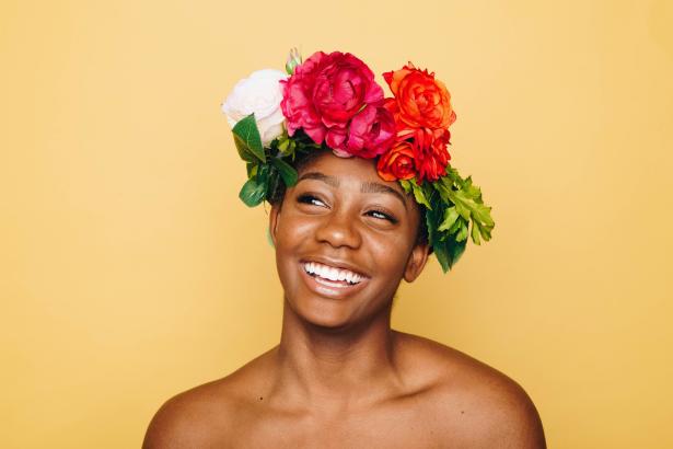 Femme avec couronne de fleurs dans les cheveux