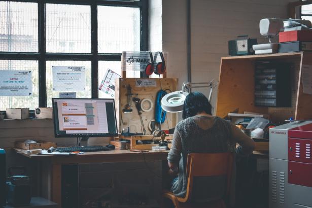 Femme dans un atelier de bricolage