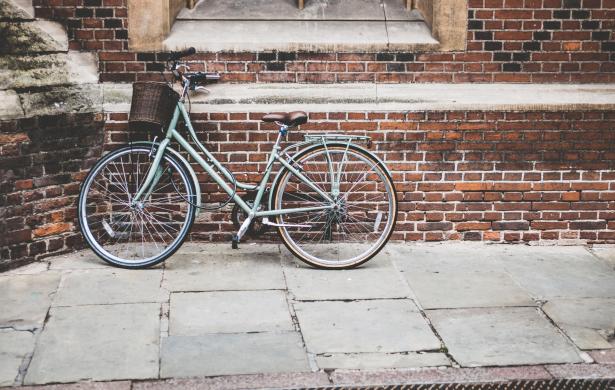 vélo contre un mur en brique