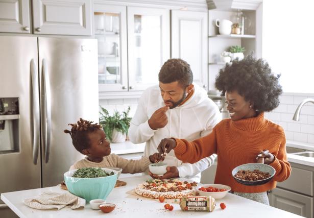 Famille préparant une pizza