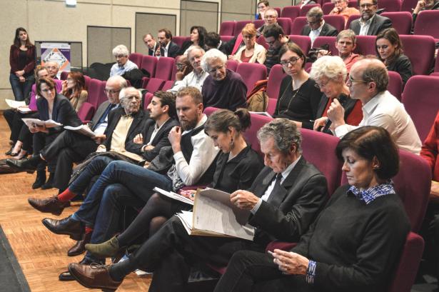 Débat avec les participants à la rencontre